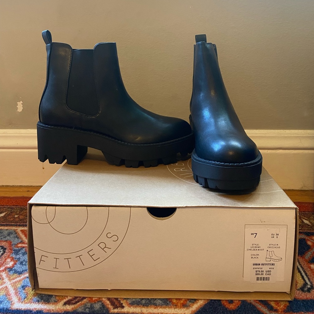 URBAN OUTFITTERS CHUNKY CHELSEA BOOT